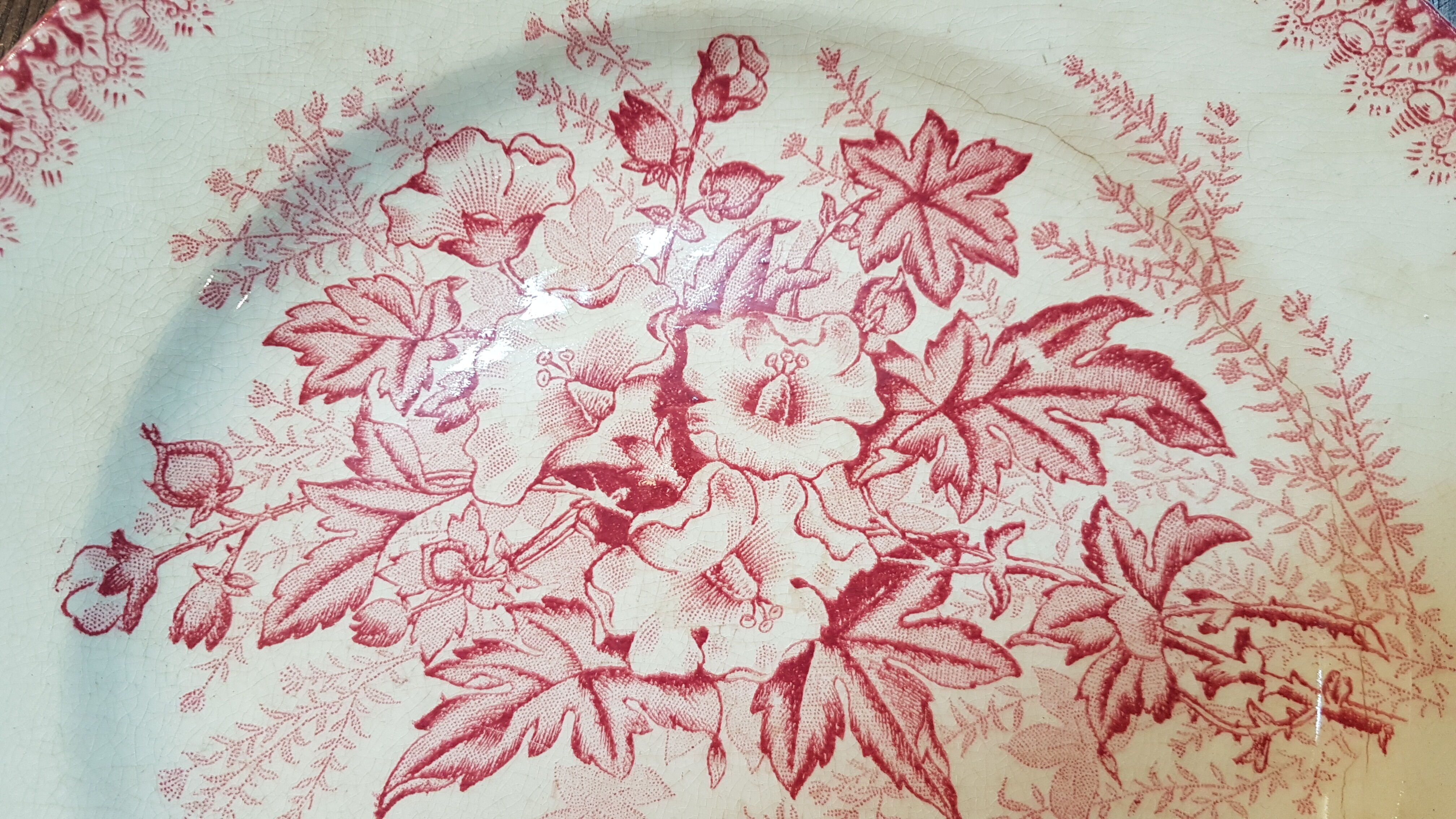 Assiette en faïence à décor de fleurs