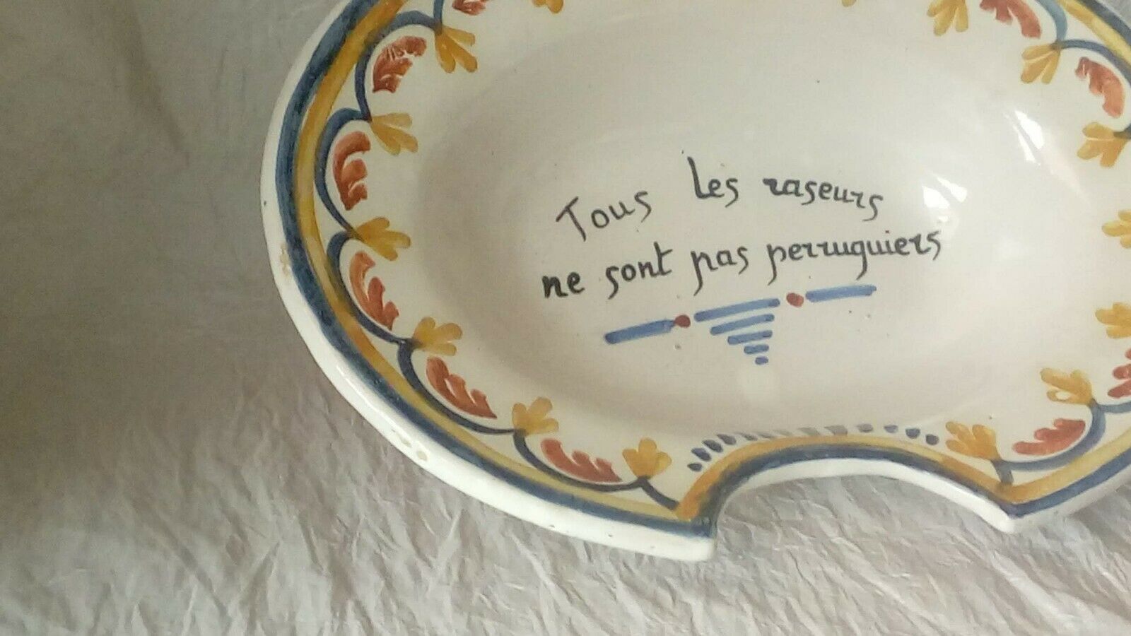 BEARD DISH BARBER IN FAIENCE NEVERS OR LA ROCHELLE 20 EME