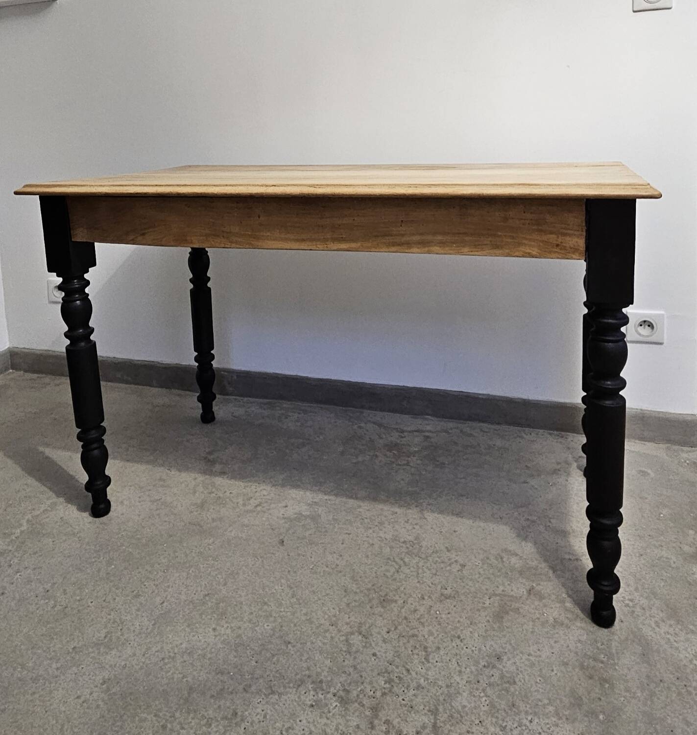 Antique farmhouse table in solid oak with turned legs