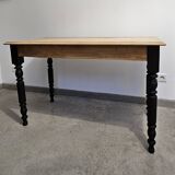 Antique farmhouse table in solid oak with turned legs