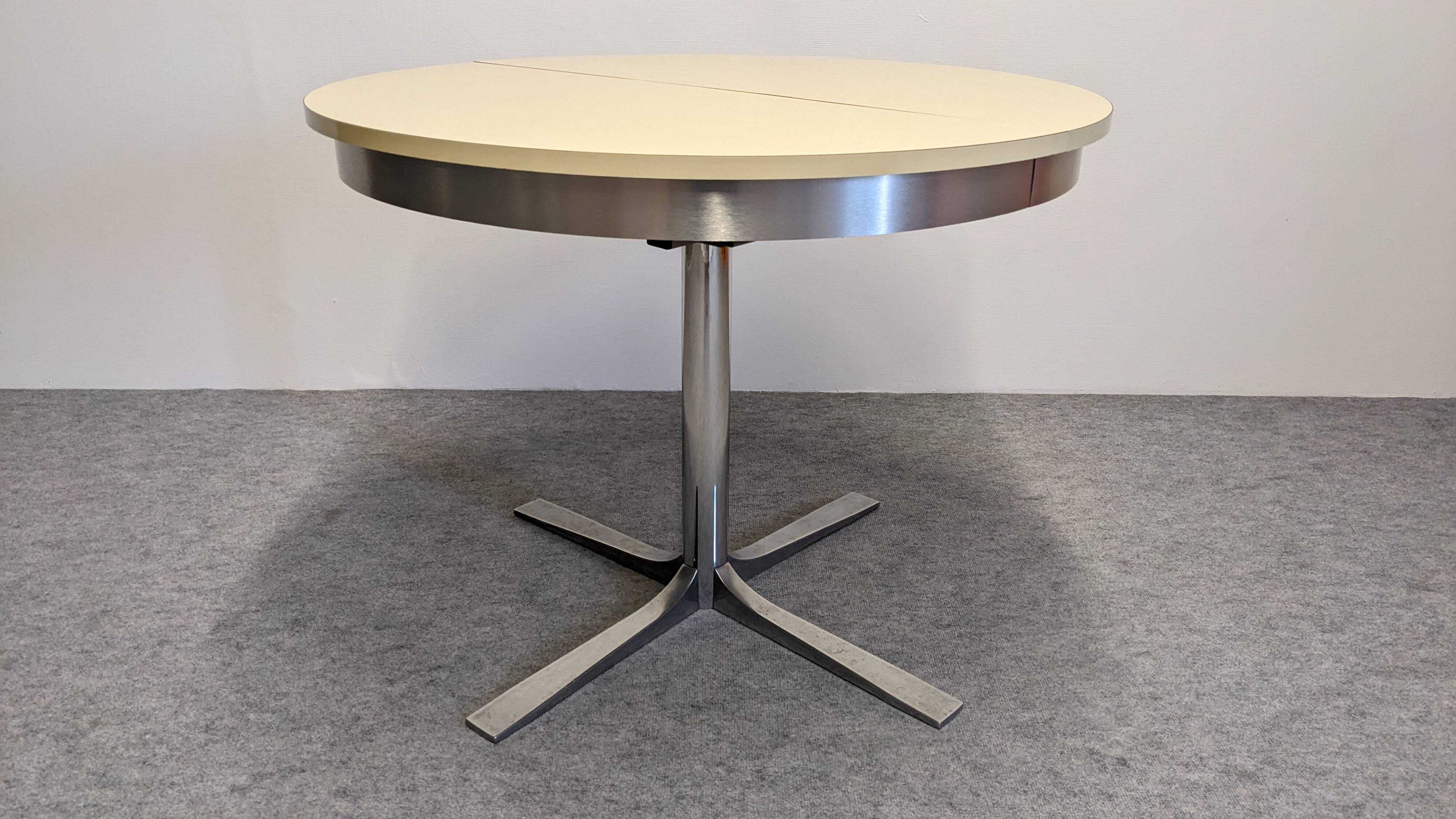 Extendable round table Space Age, Italy circa 1970