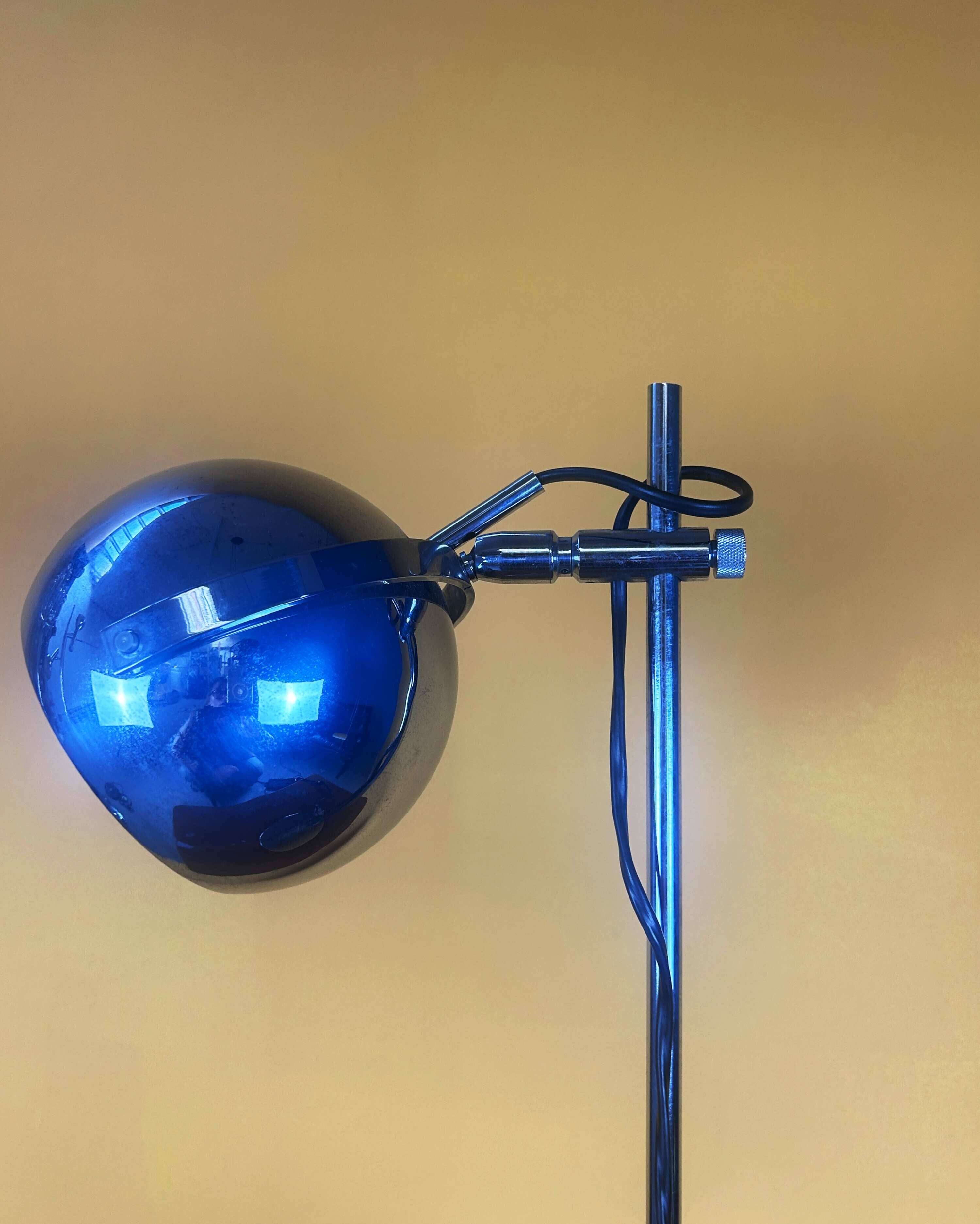 Large eyeball lamp