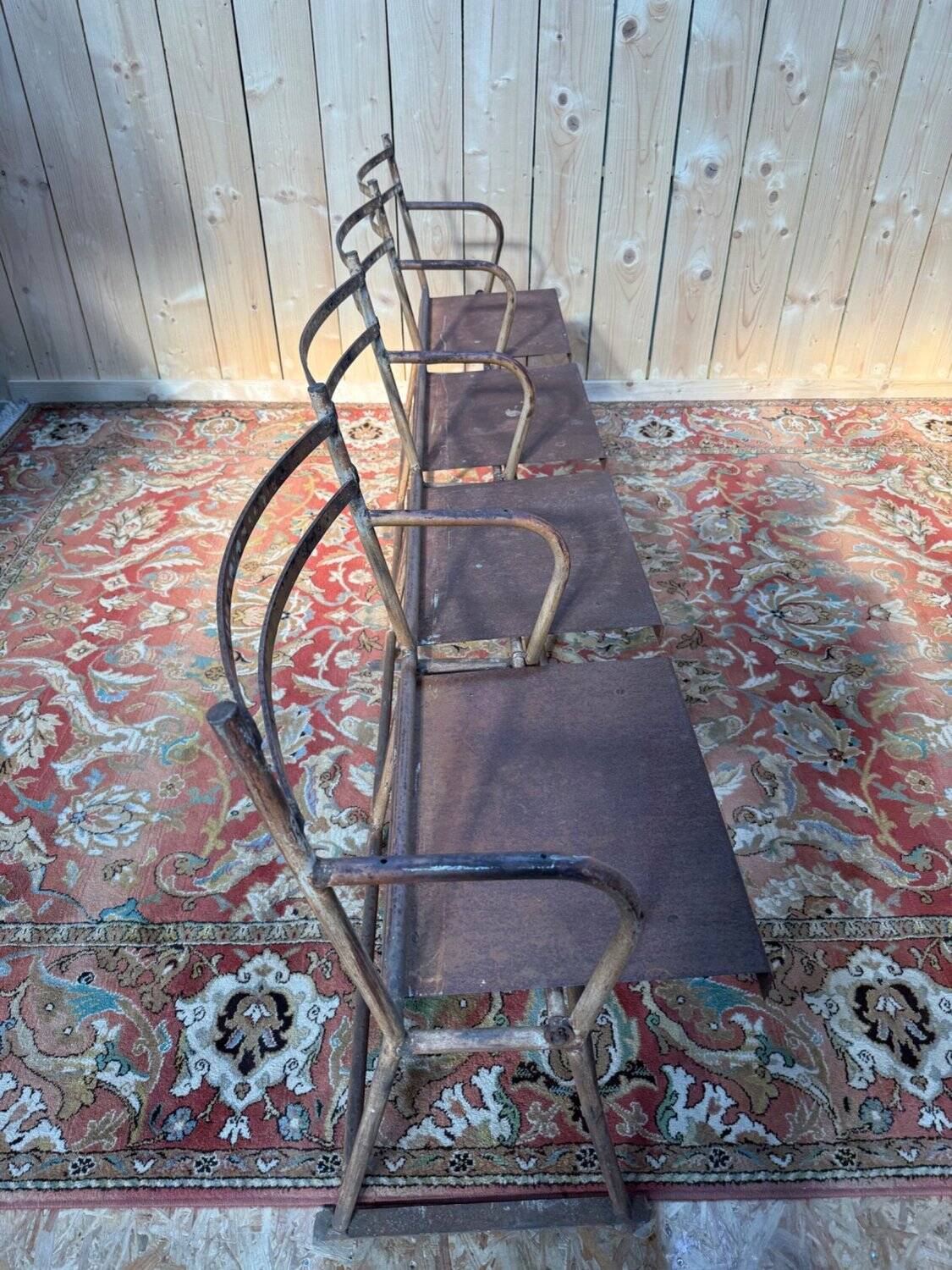 Theatre bench for 4 – Industrial style – Iron and sheet metal – Early 20th century