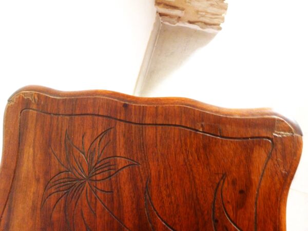 Meuble coiffeuse en bois vintage des années 1920 avec miroir et rangement.