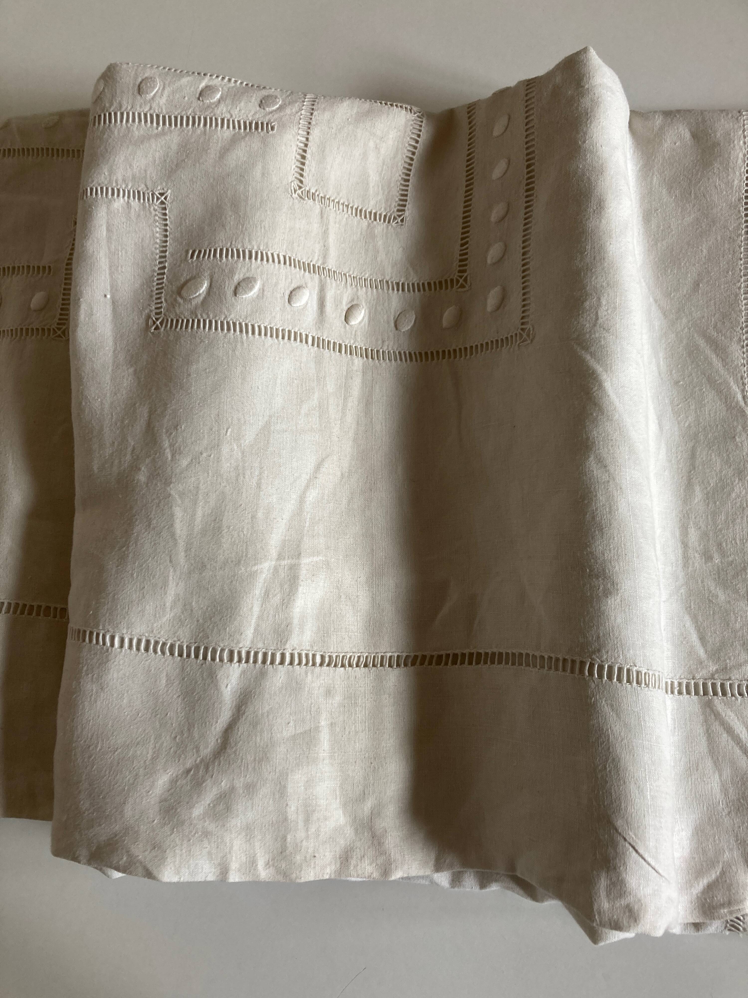 Linen cloth embroidered days and peas shuttle without monogram 1960