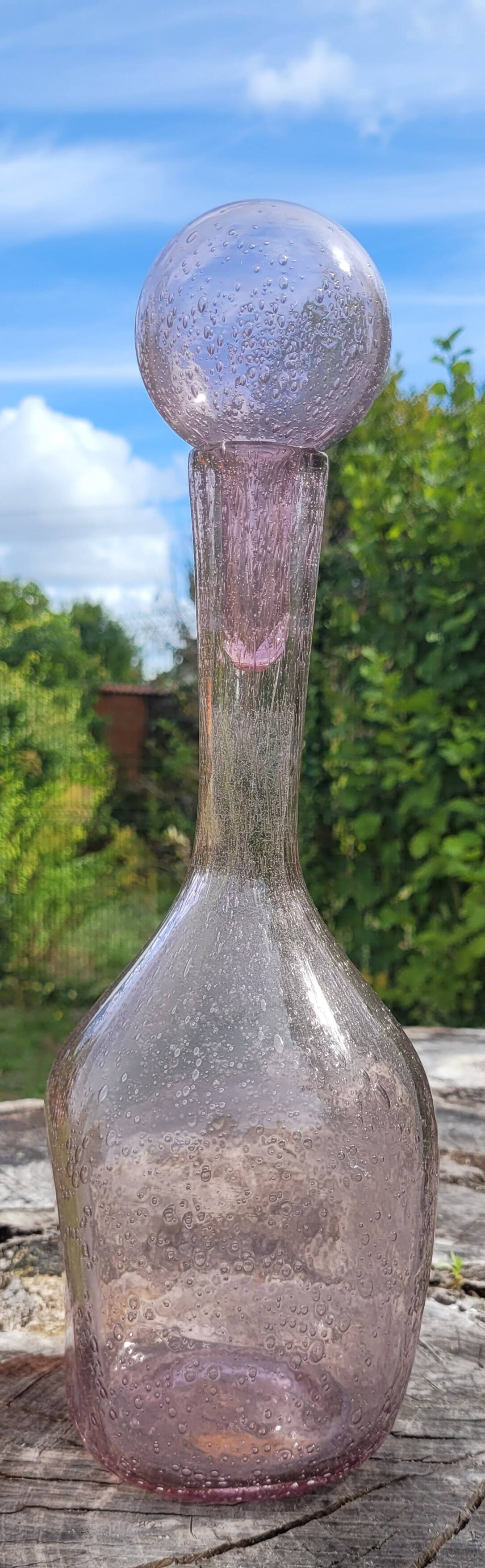 Bouteille en verre soufflé bullé, style verrerie Biot.