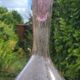 Bouteille en verre soufflé bullé, style verrerie Biot.