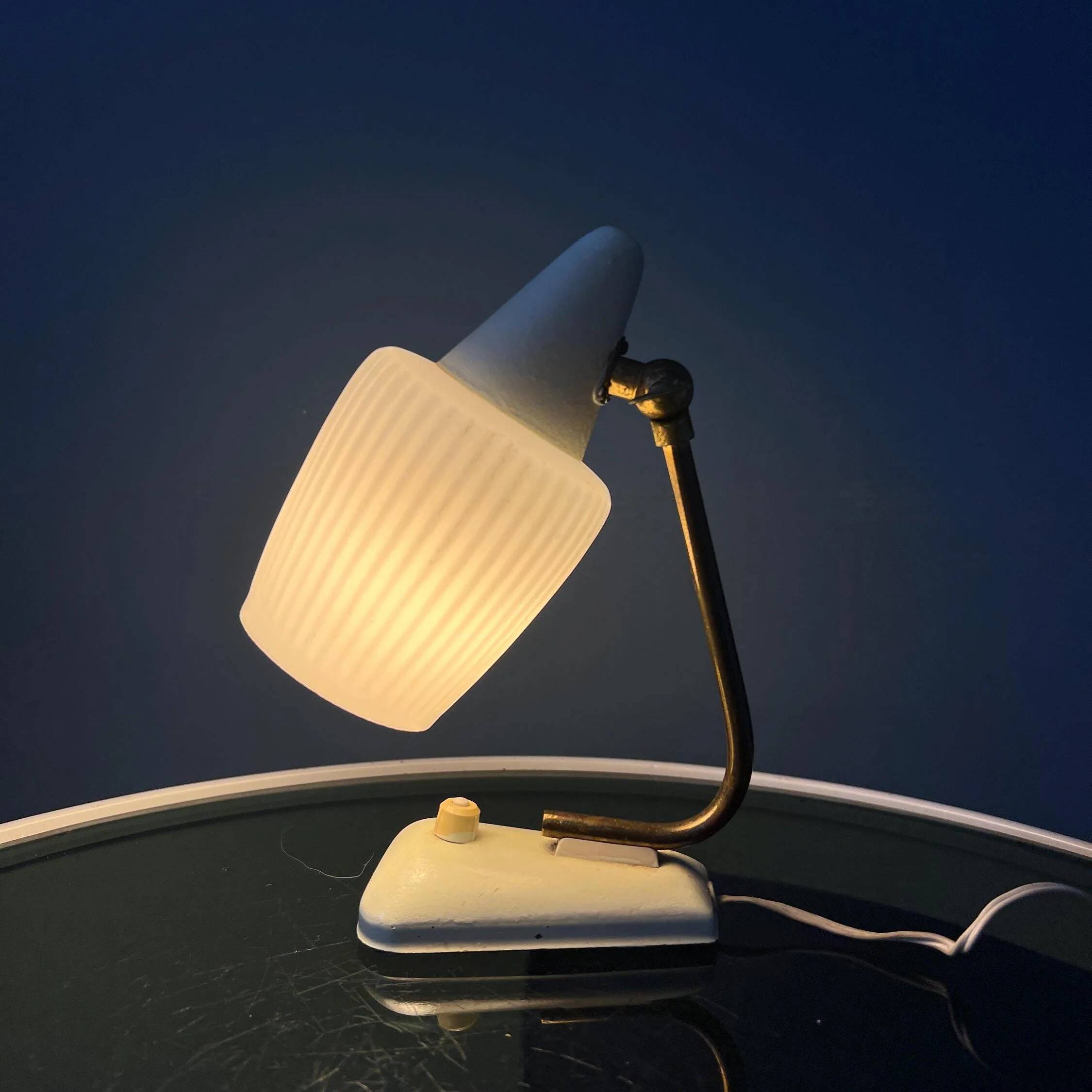 Lampe de bureau en verre opalin style Art déco Mid-Century