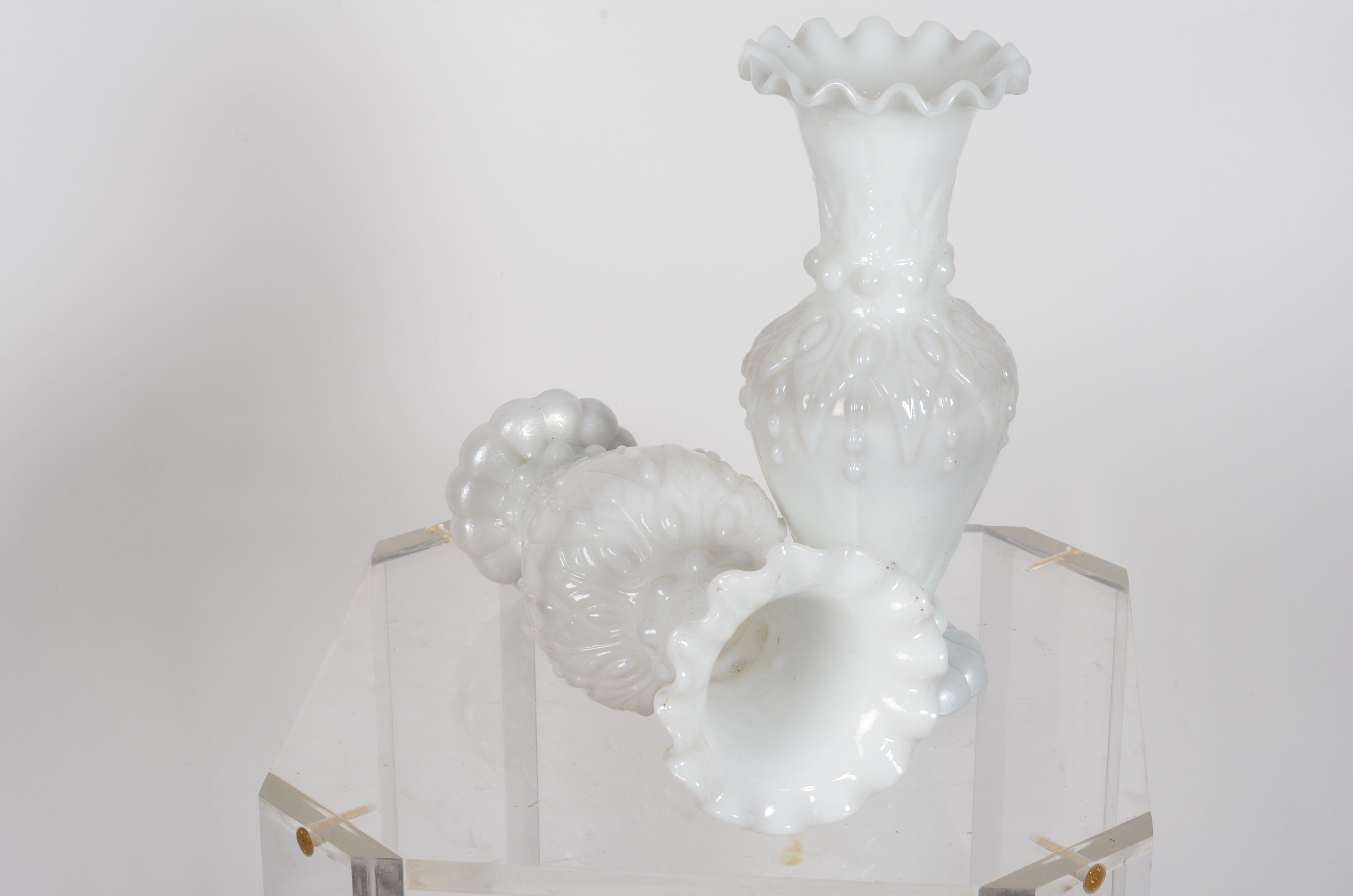 Vases baroques en opaline blanc