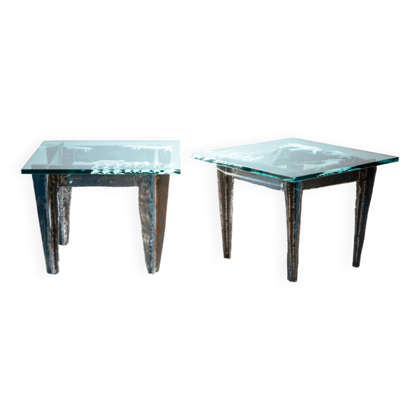 2 tables d'appoint en acier brutaliste avec des motifs de scènes primitives en verre gravé.