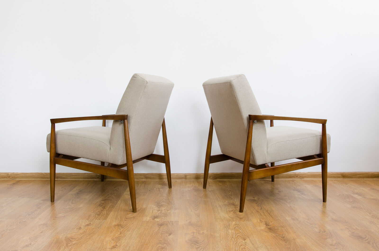 Paire de fauteuils beiges du milieu du siècle