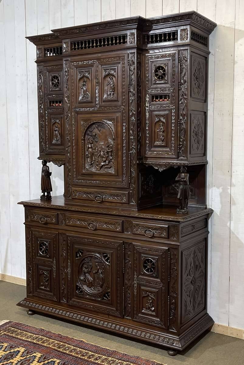 Buffet Breton 2 corps début XXème en châtaignier richement sculpté