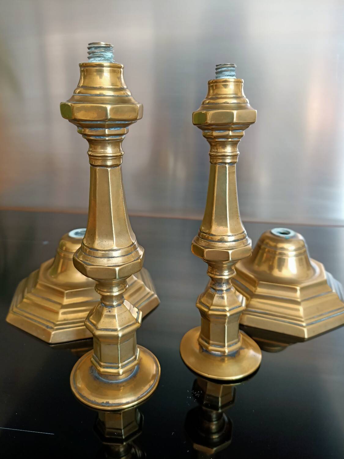 Paire de bougeoirs en bronze d'époque XVIIIe