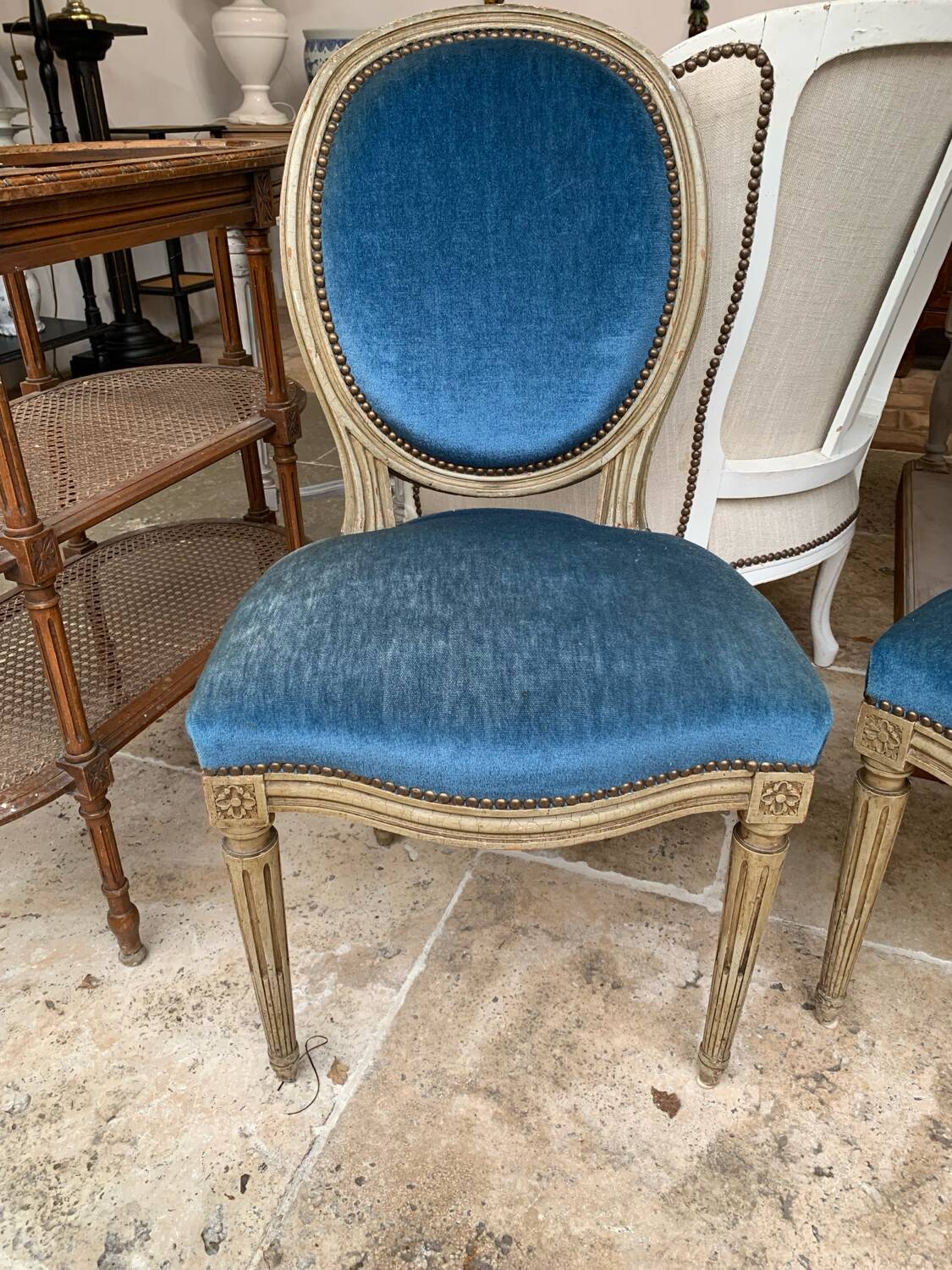 Paire de chaises médaillon en velours