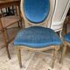 Paire de chaises médaillon en velours