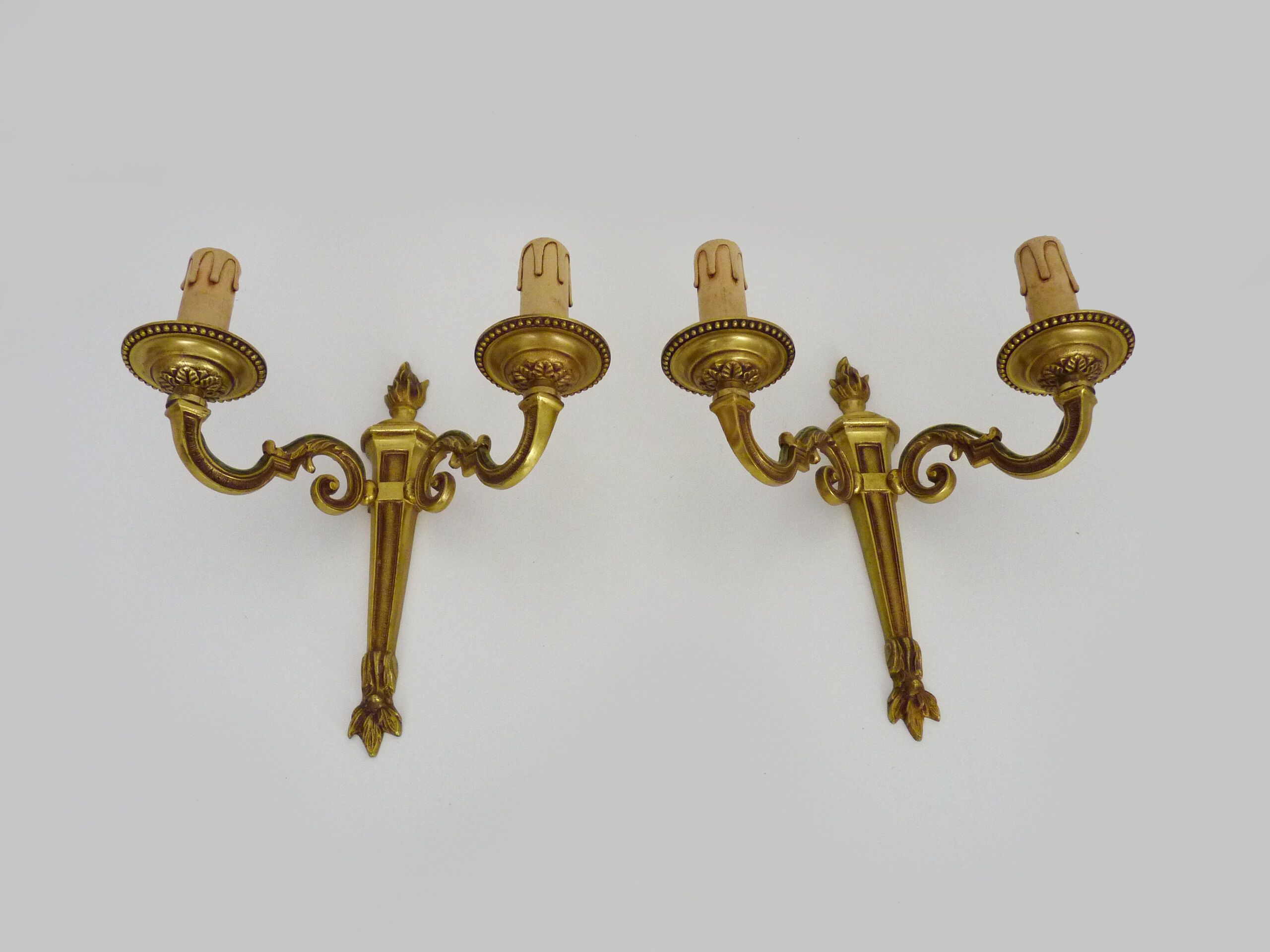 Old pair of wall sconces pot à feu, bronze with 2 candles, year 50 60