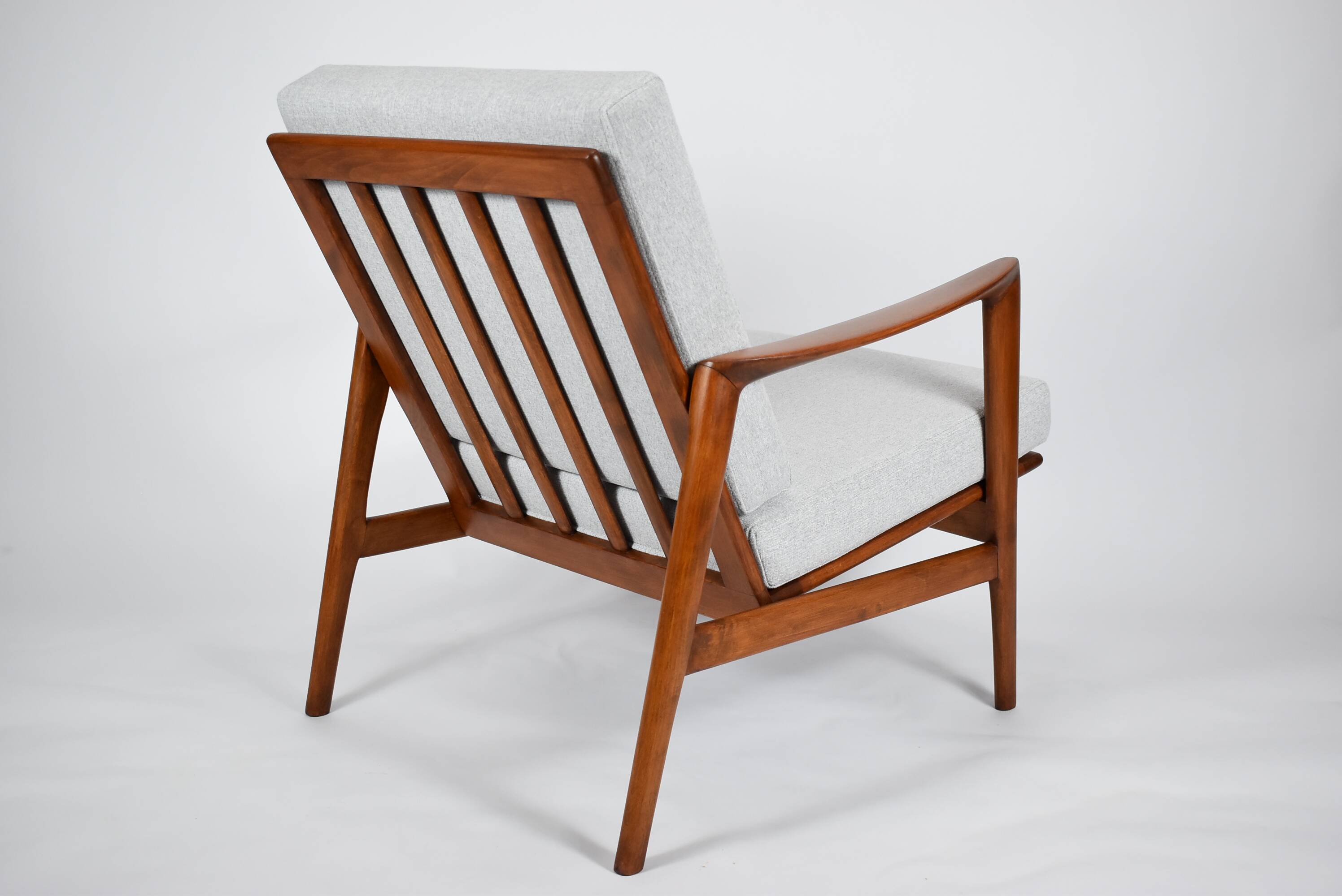 Fauteuil original restauré, tissu gris clair, années 1960, usine de meubles Swarzedzka