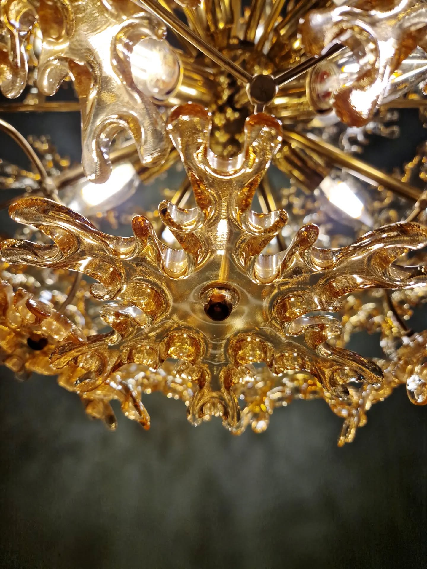 Large Sputnik chandelier in brass and amber Murano glass, SiSche, 1960.