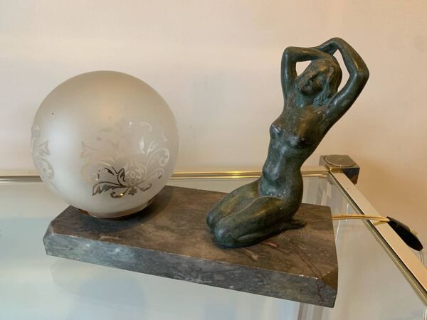 Lampe Art déco femme, globe en opaline et socle en marbre