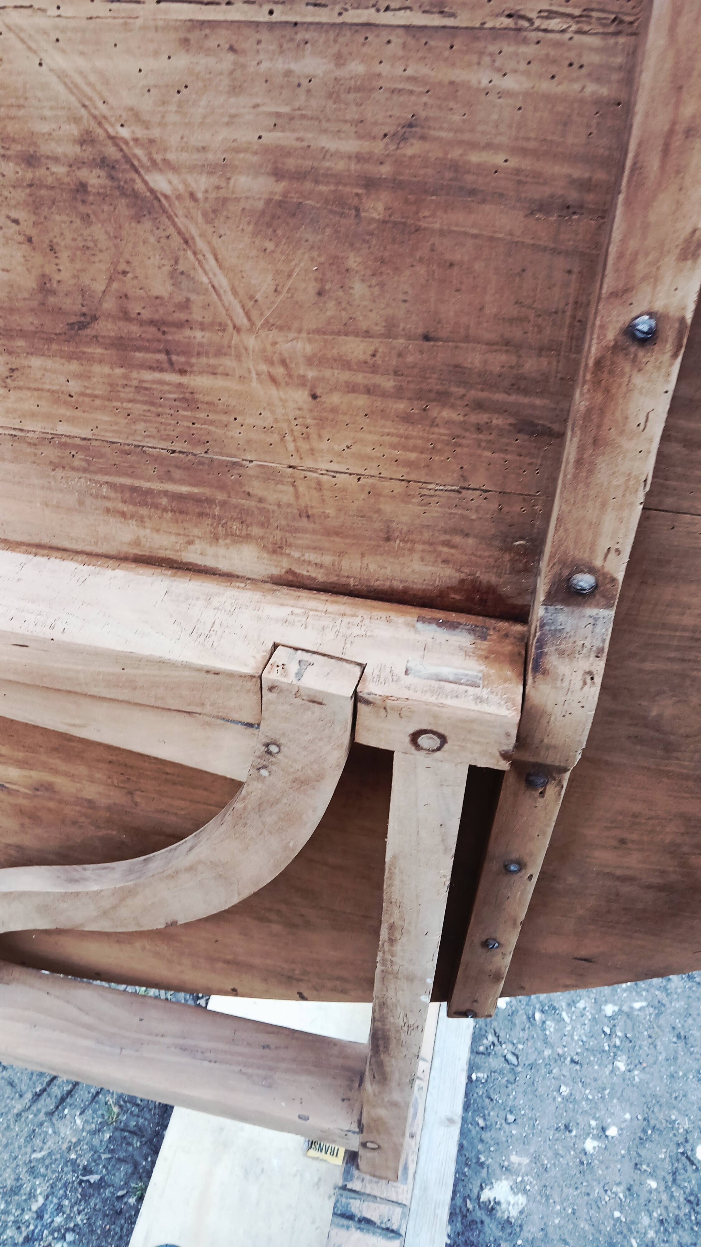 Oval table of grape harvesters from the Southwest in cherry wood