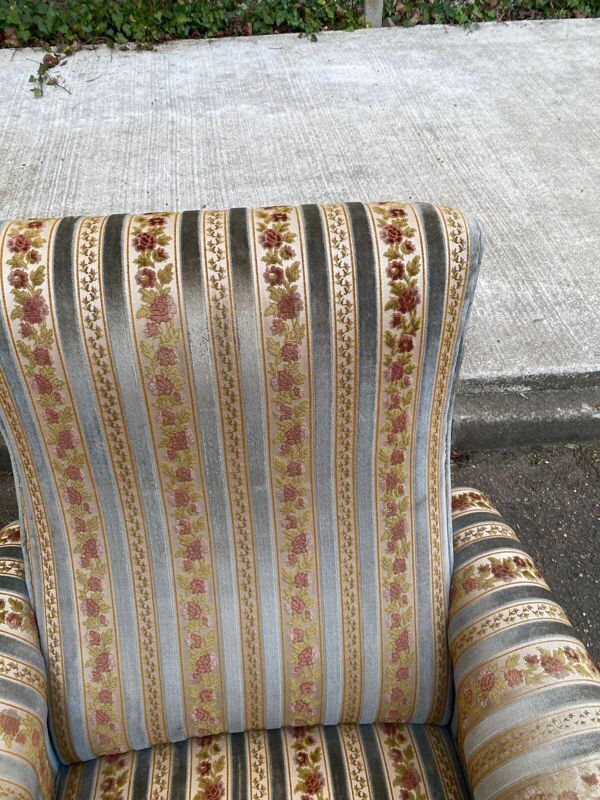 2 fauteuils bergères Louis XVI bois massif et tissu beige bleu brodé