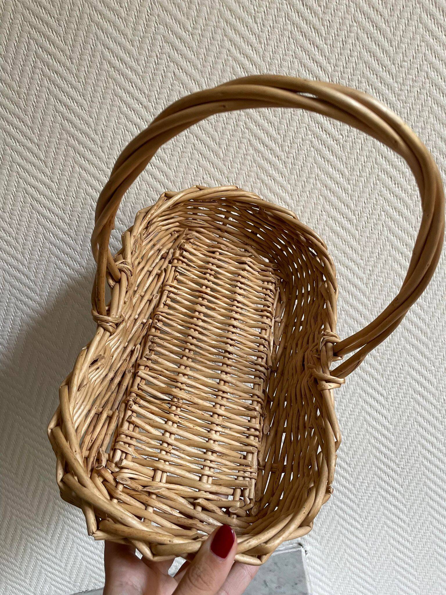 Small beige wicker basket