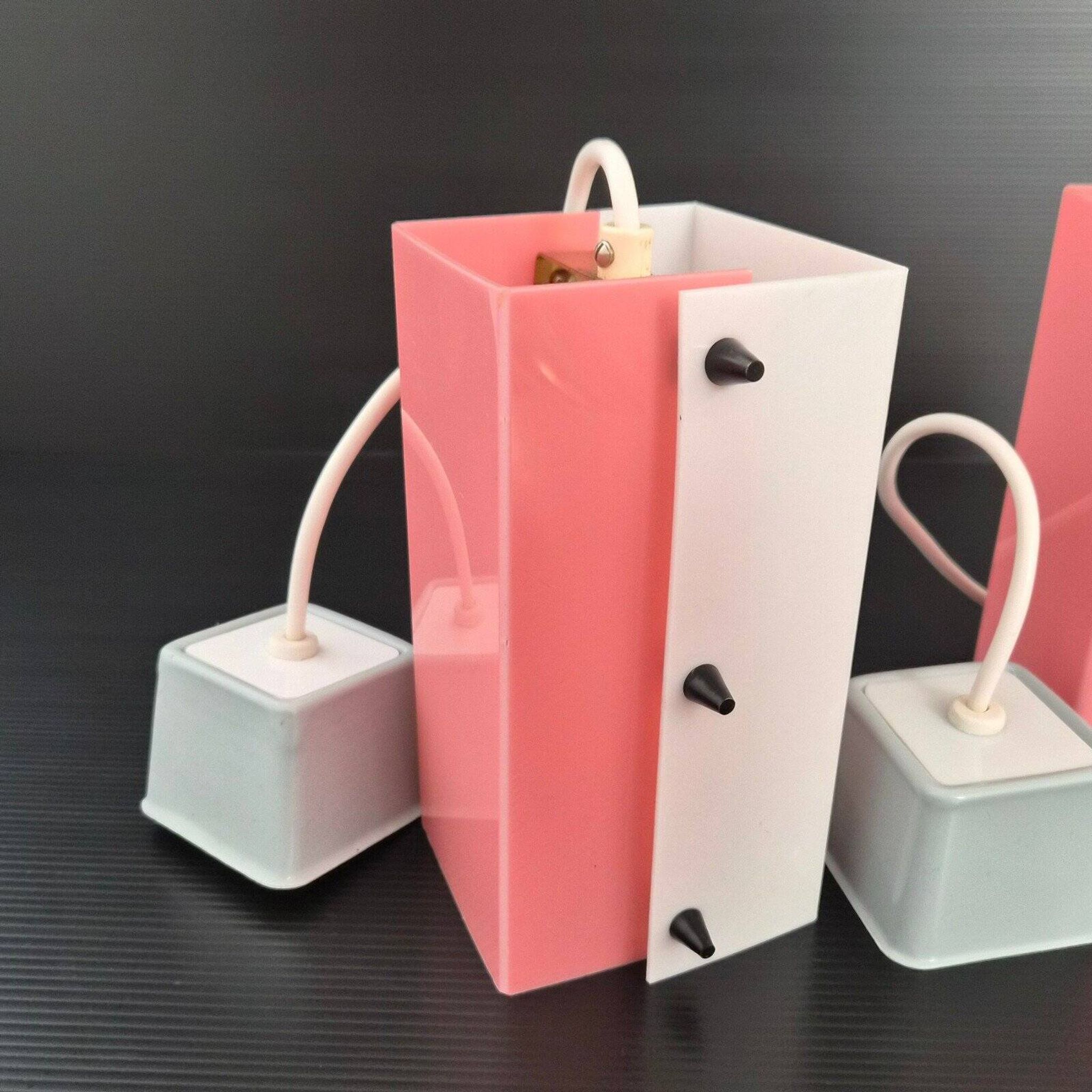 Suite de 3 suspensions vintage 1950 en plexiglas rose & blanc