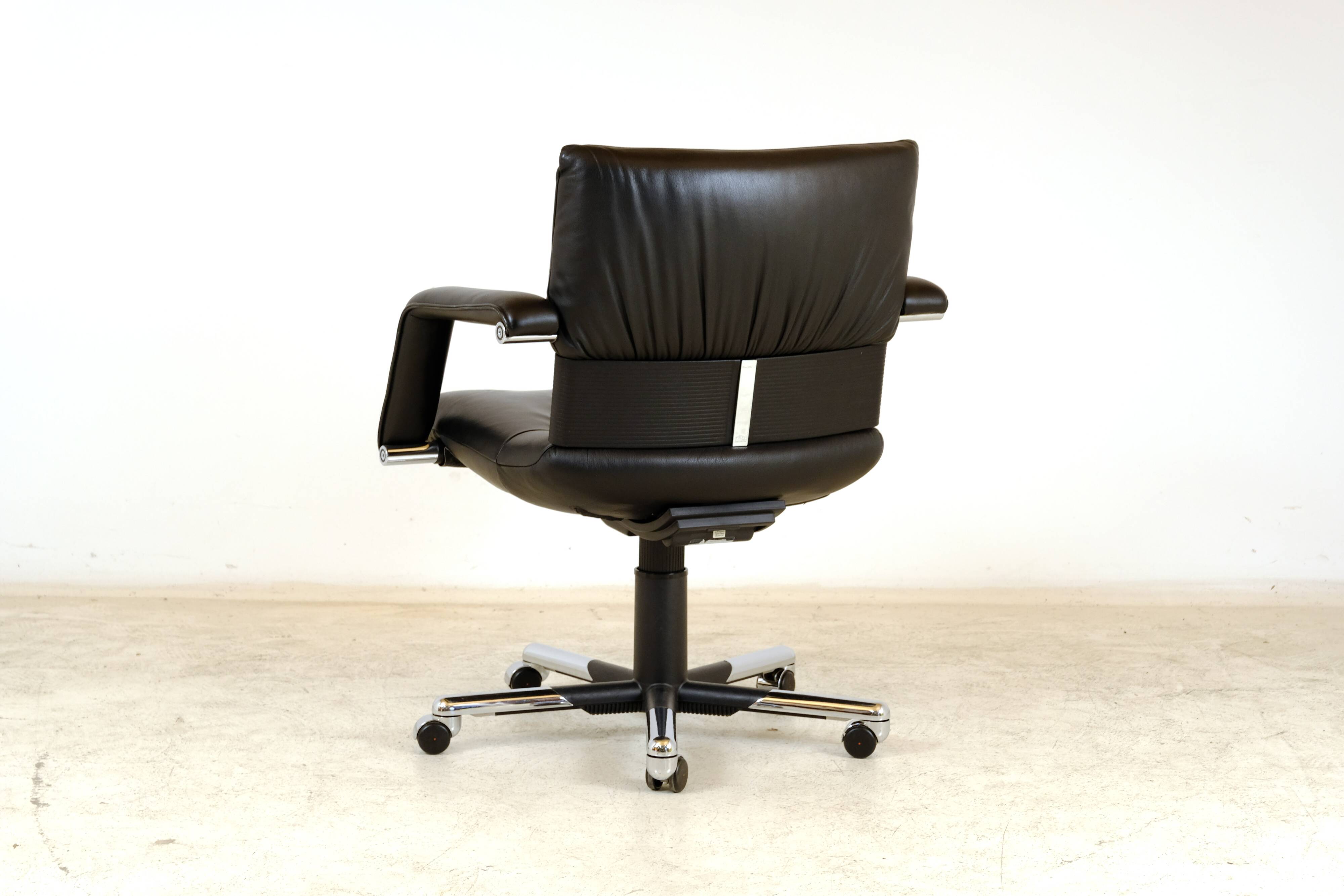 Fauteuil cuir "Figura" de Mario bellini pour Vitra