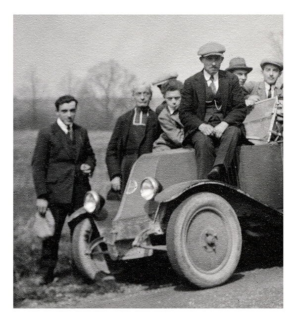 Photographie d'une Renault 6CV avec 23 admirateurs dont un prêtre