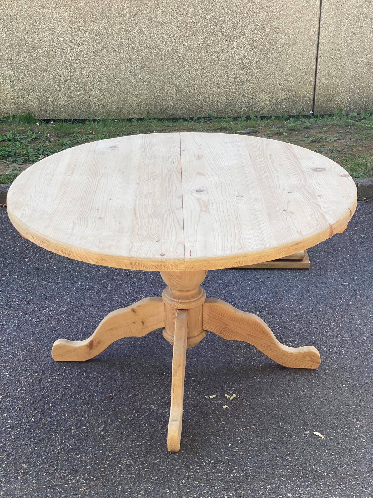 Extendable round dining table with central leg, renovated in solid wood, 200cm