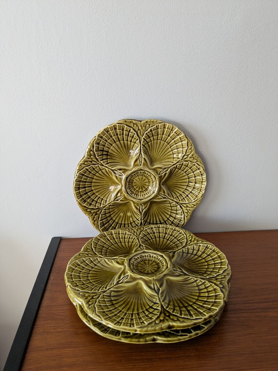 Lot de 3 assiettes à huîtres vintages en barbotine verte Sarreguemines
