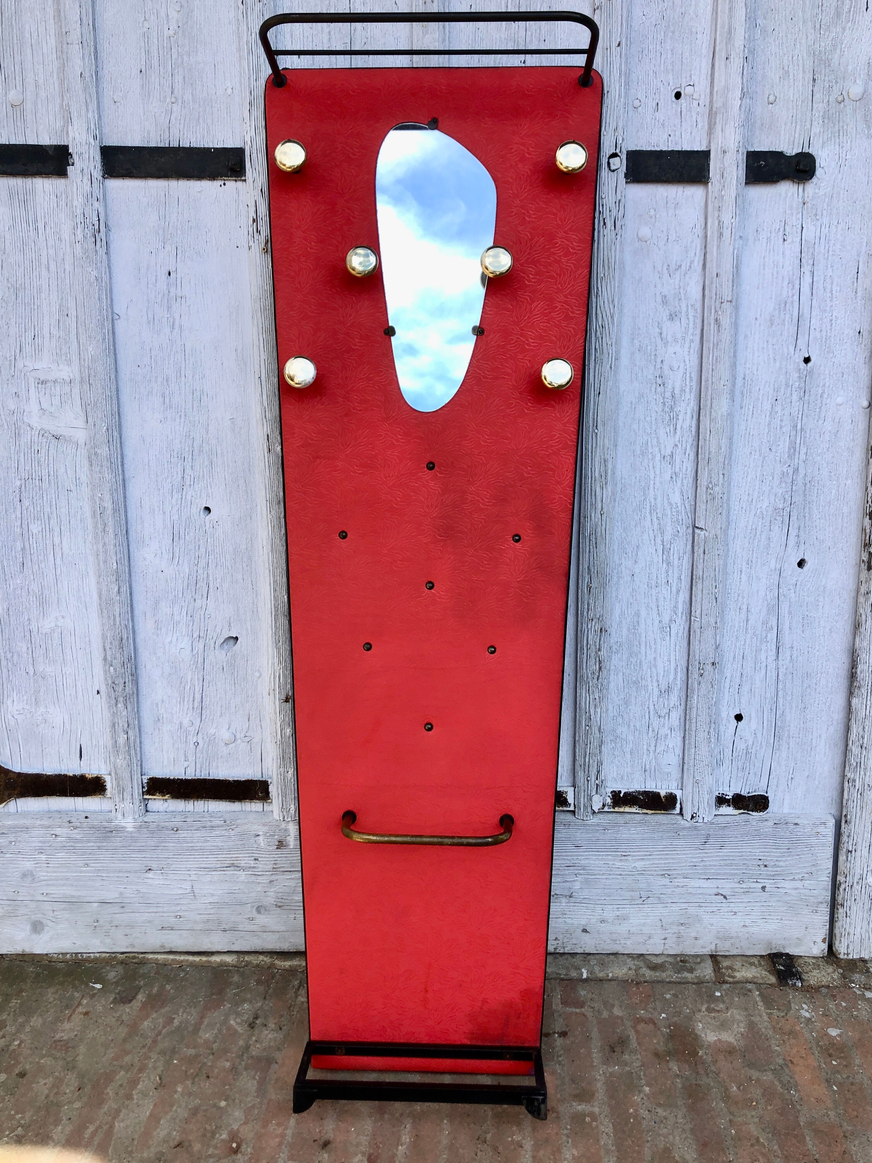 Porte-manteau rouge 1950 miroir forme libre patères laiton