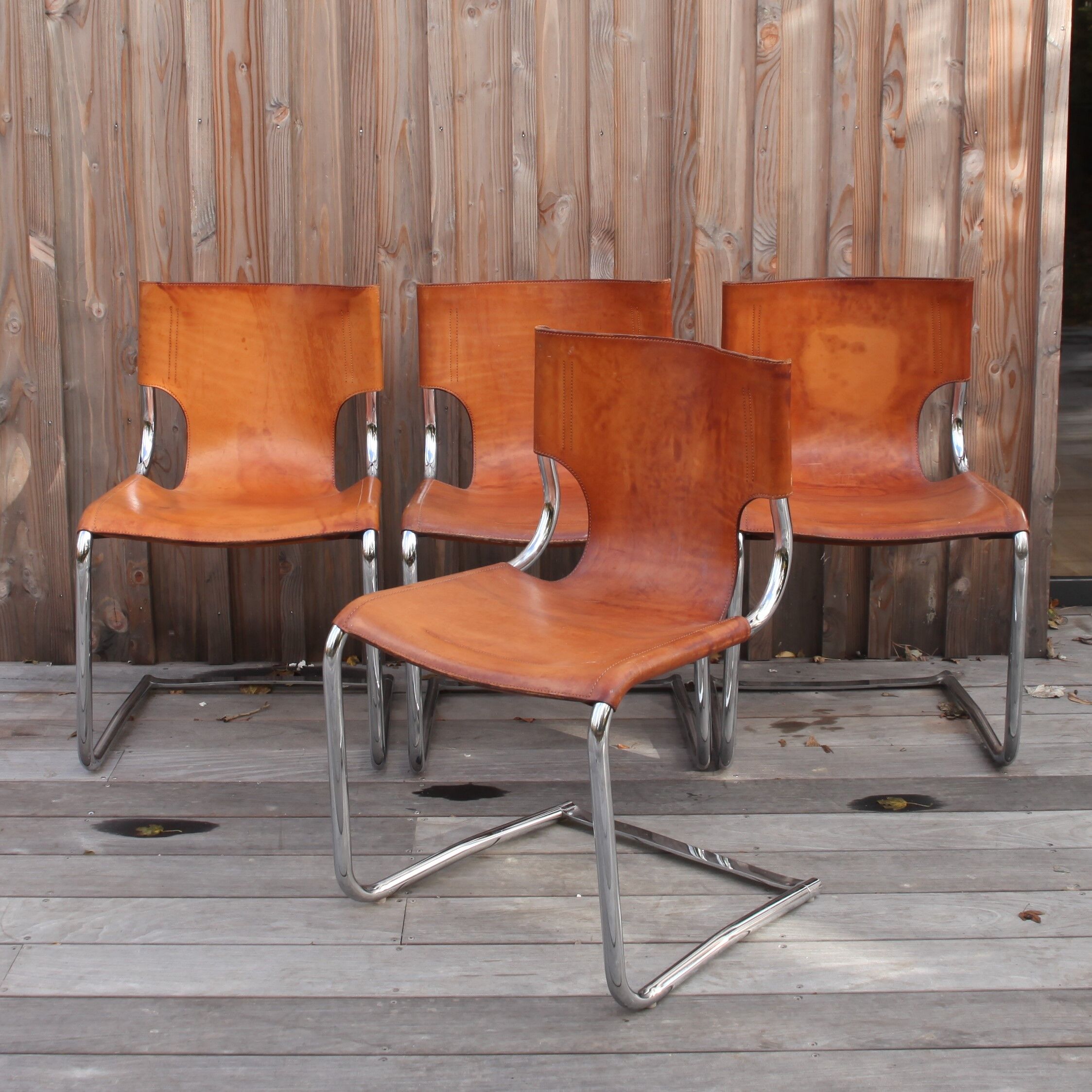 Suite de 4 chaises modèle 920 en chrome et cuir par Carlo Bartoli