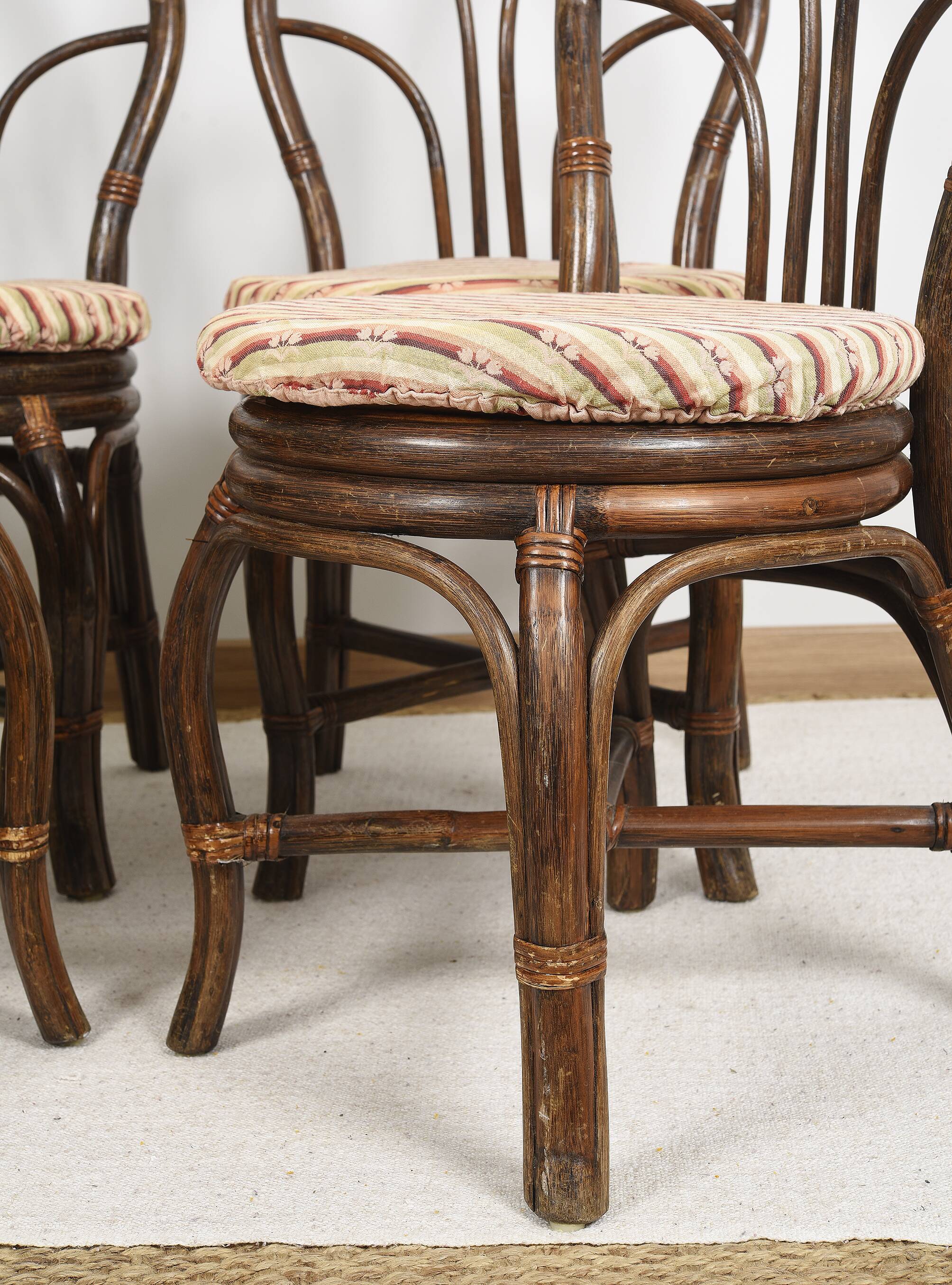 Set of 4 turned wicker chairs, vintage.