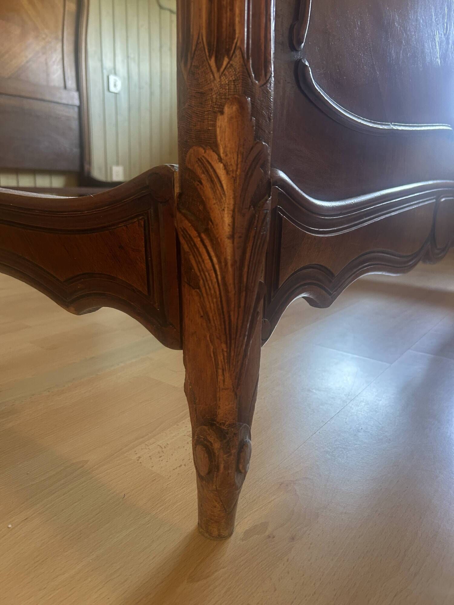 Very beautiful antique double bed in Louis XV style, made of wood and walnut veneer.