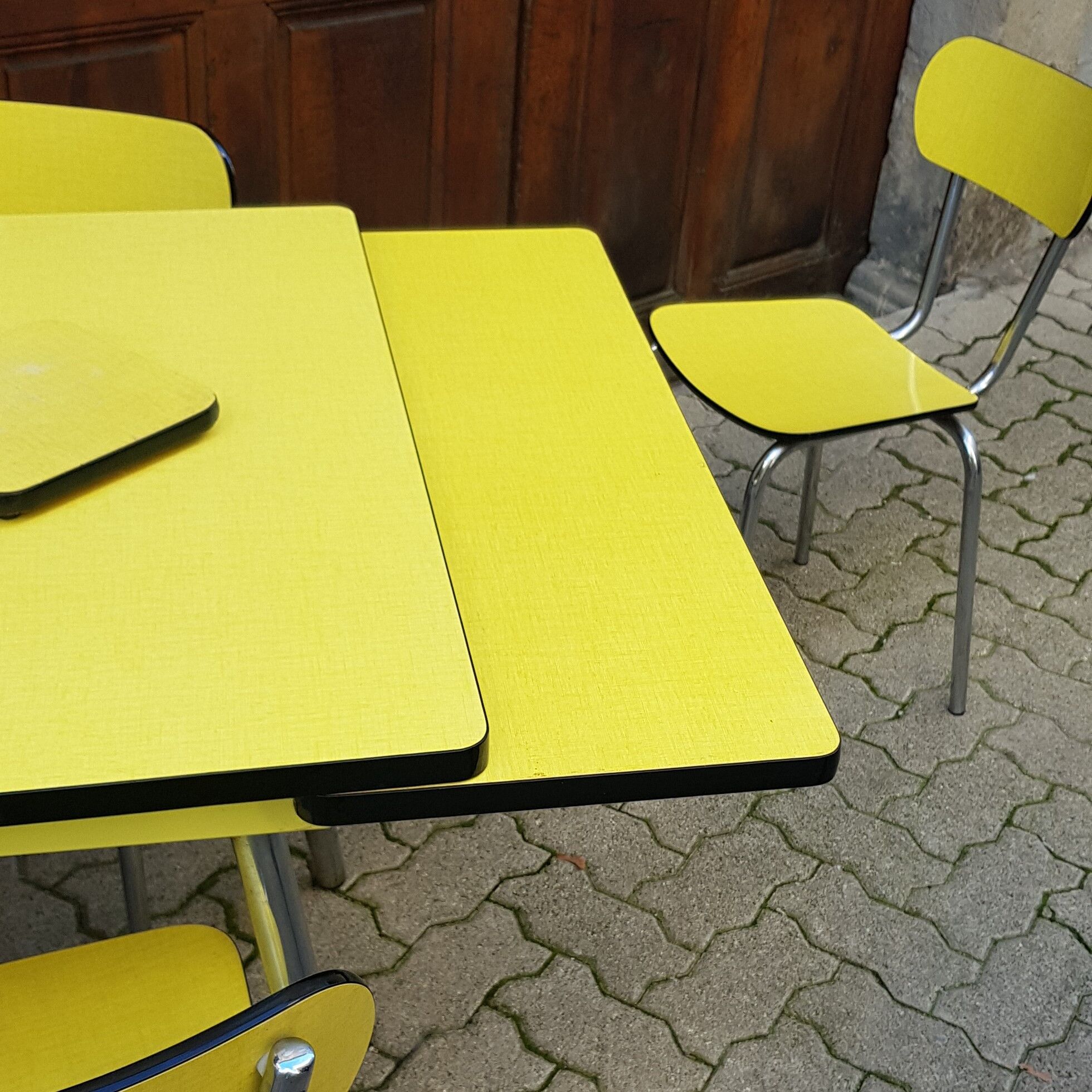 Table and 6 formica chair