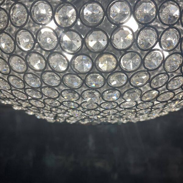 Suspension en perles de verre et métal chromé