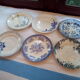 Assortiment de 18 assiettes anciennes bleues