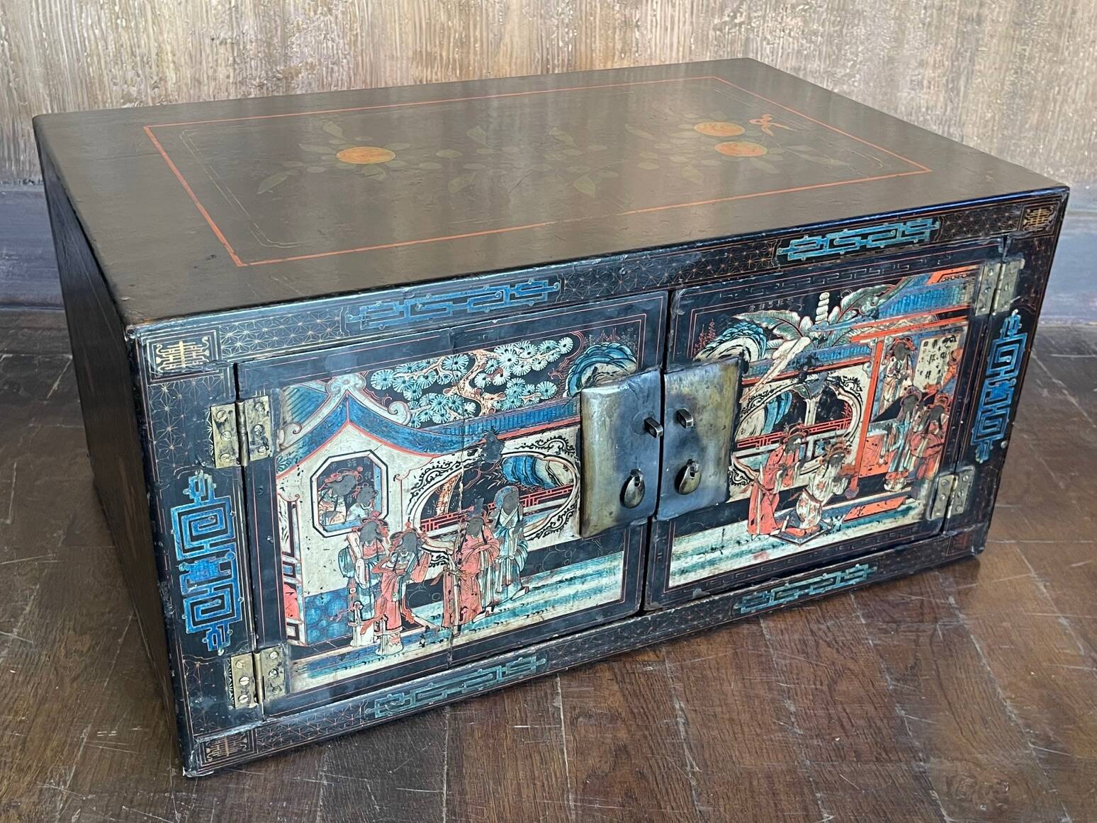 Ancient chinese chest with 2 doors