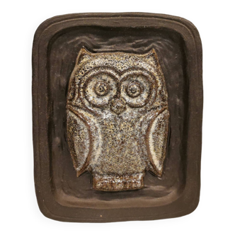 Small relief with a motif of an owl emerging from the back plate.