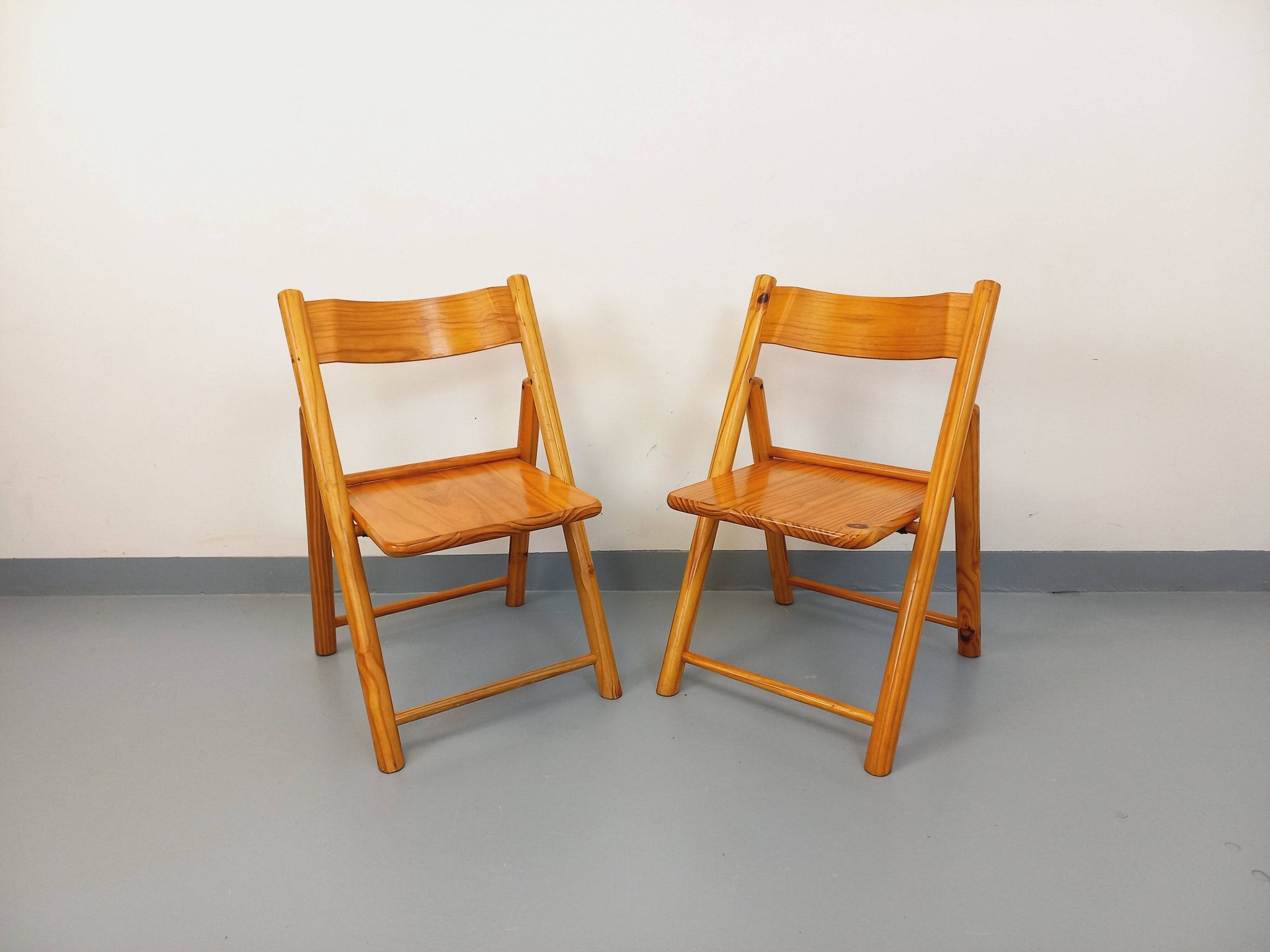 Pair of vintage folding chairs in pine from the 70s and 80s.