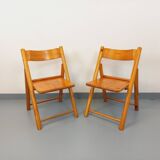 Pair of vintage folding chairs in pine from the 70s and 80s.