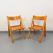 Pair of vintage folding chairs in pine from the 70s and 80s.