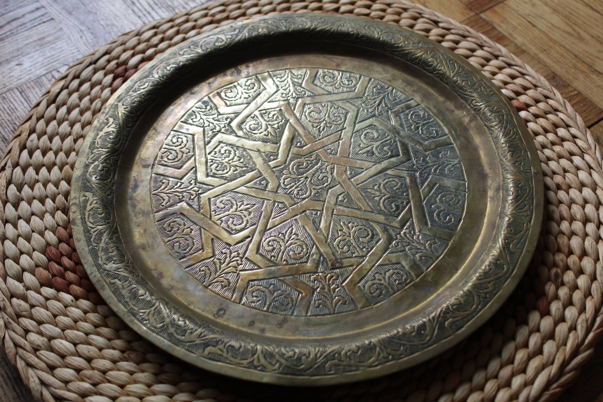 Plateau marocain ancien en laiton gravé