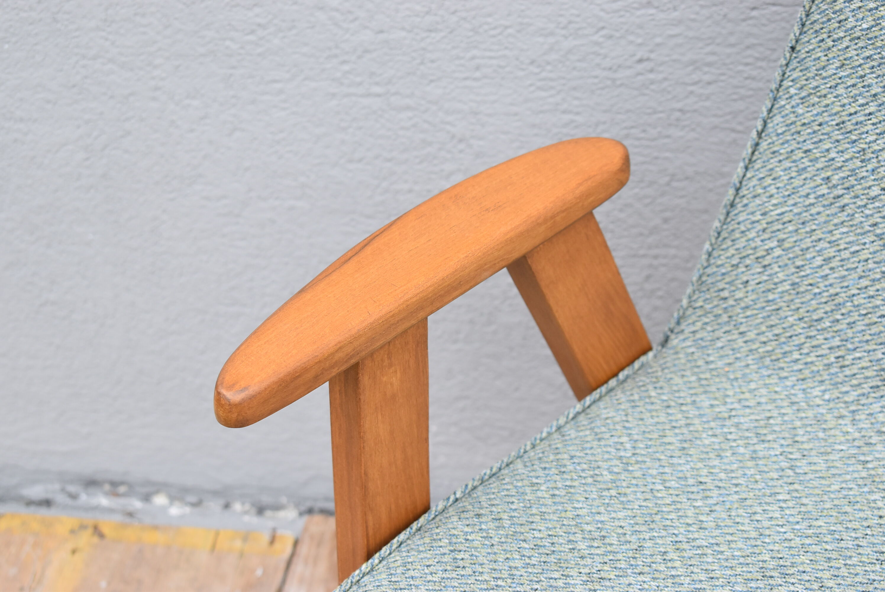 Fauteuil restauré vintage, années 60, conçu par J.Chierowski, tissu vert