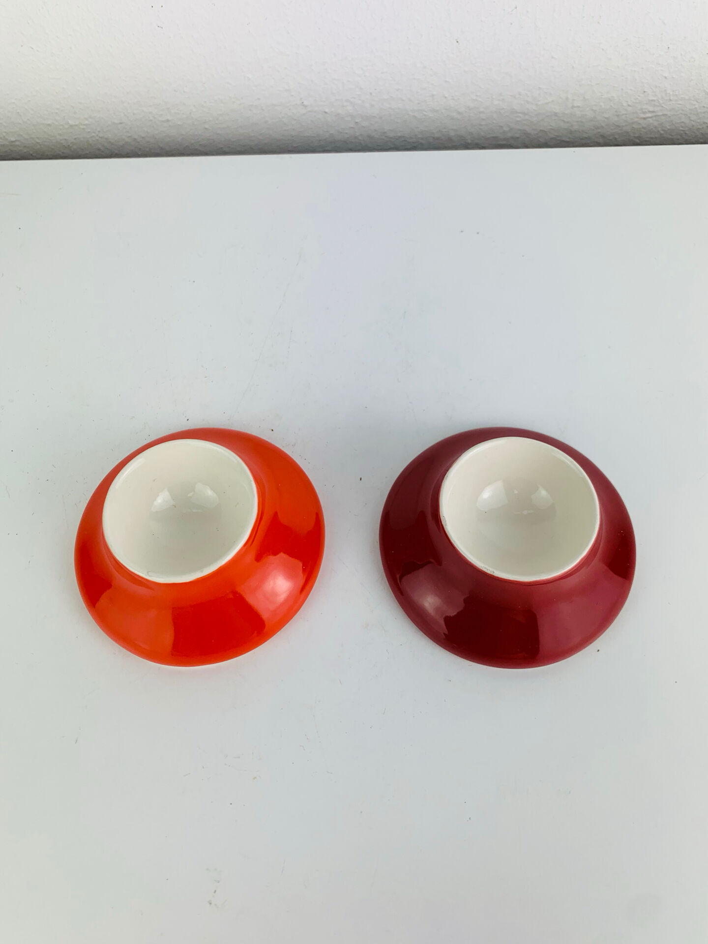 2 space age egg cups in orange and red ceramic, 70s