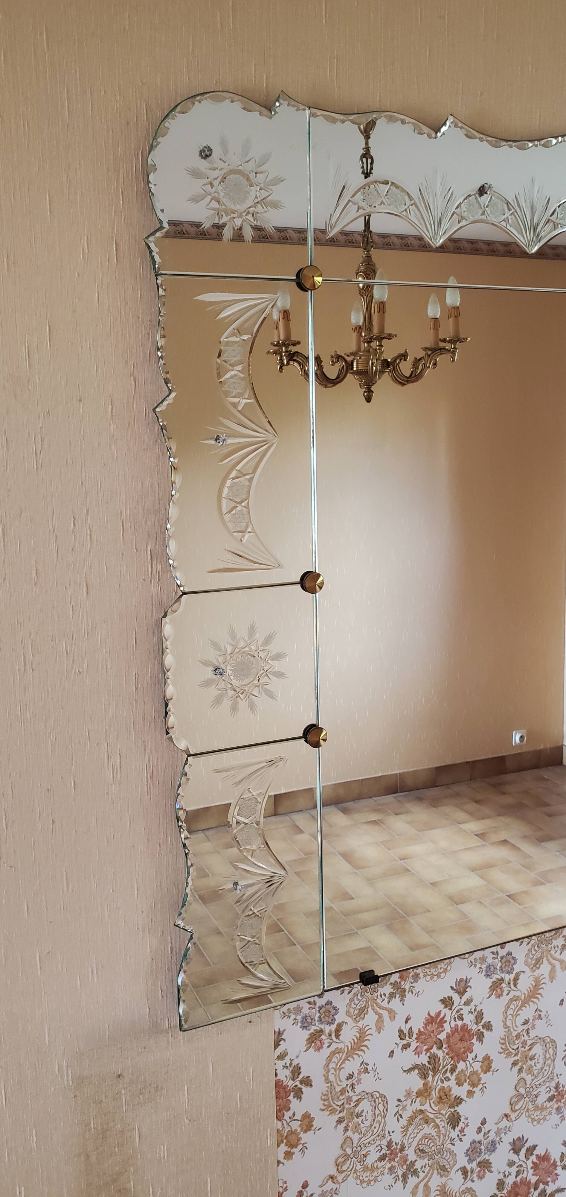 Beautiful and large engraved wall mirror from the 1960s/70s