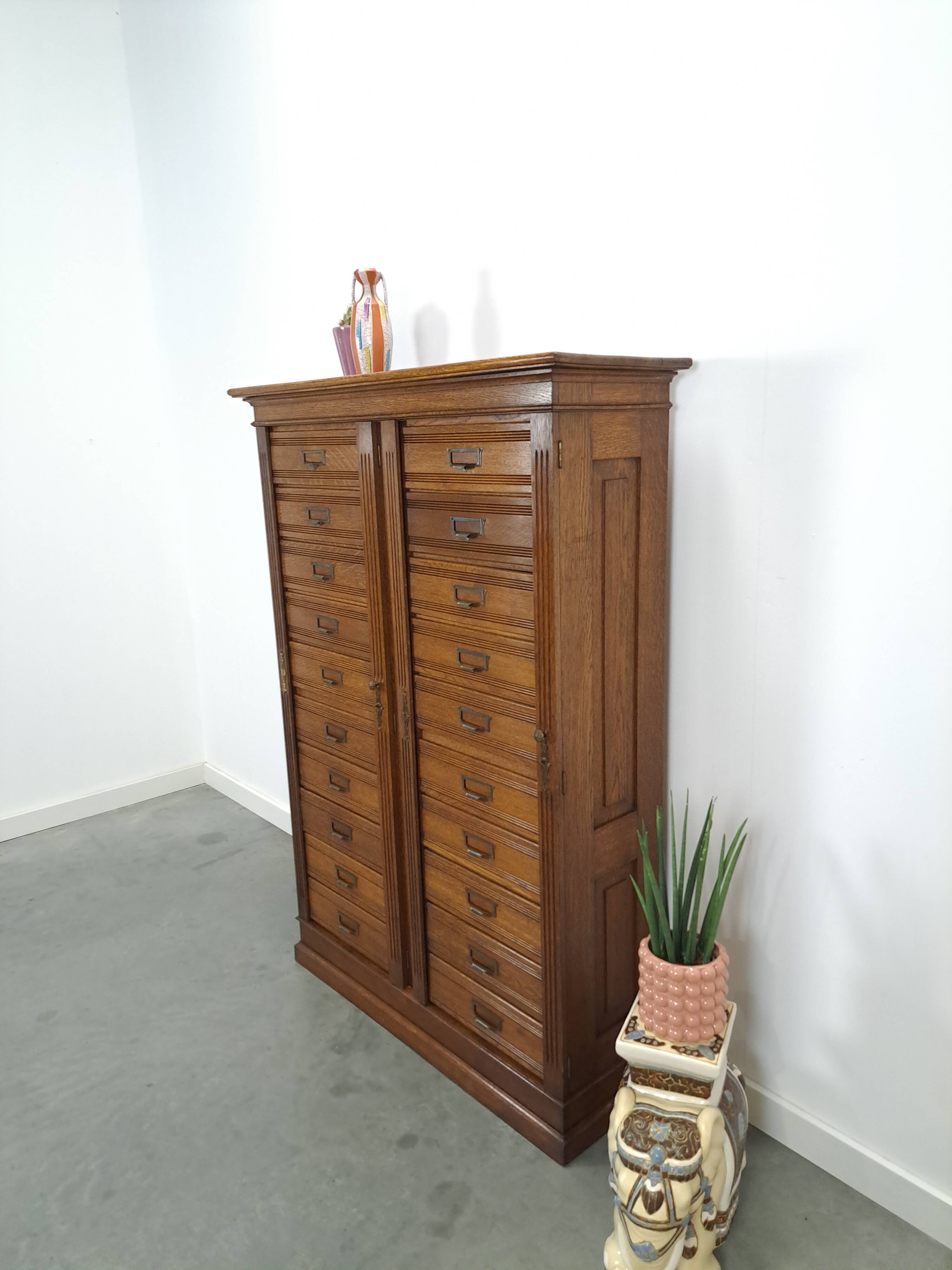 Antieke oude houten archief ladekast