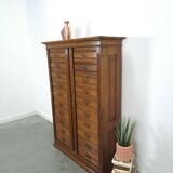 Antieke oude houten archief ladekast