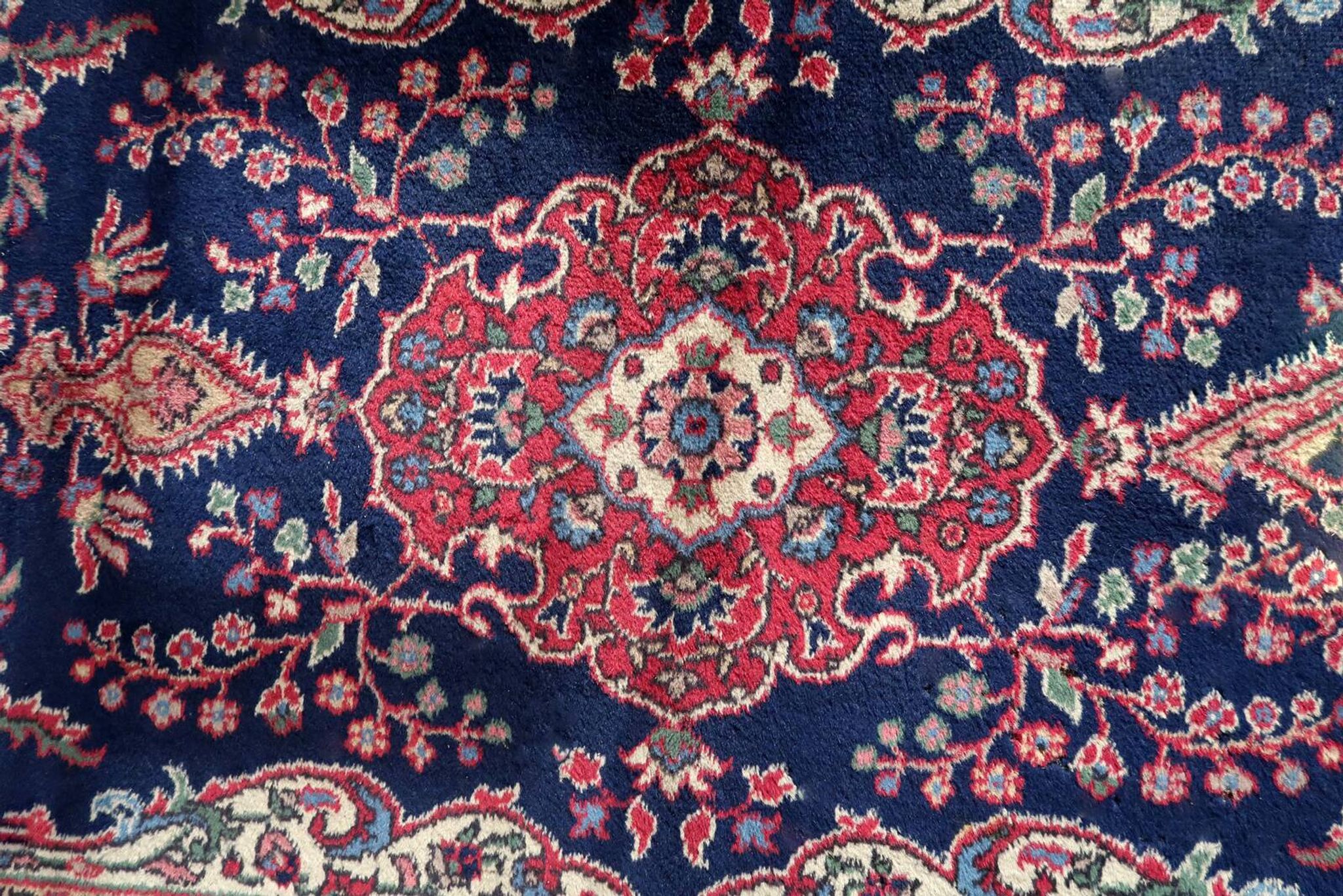 Tapis Kerman antique en laine bleue et rouge